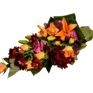 En bukett med blandade blommor i orange, rött och rosa, omgivna av gröna blad.